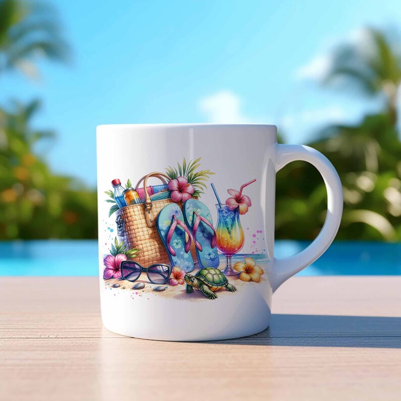 Op de afbeelding: Witte keramische mok met een kleurrijke illustratie van een strandsc&egrave;ne. De illustratie bevat een rieten strandtas, slippers, een zonnebril, een tropisch drankje, een schildpad en bloemen.