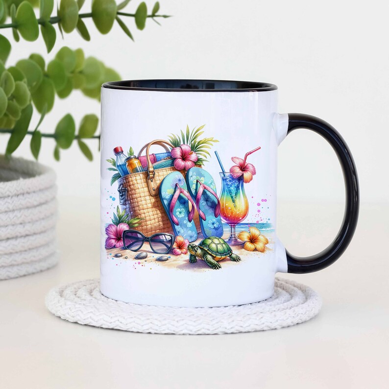 Op de afbeelding: Witte keramische mok met een zwarte rand en handvat. De mok heeft een kleurrijke illustratie van een strandscene met slippers, een strandtas, een tropisch drankje, een schildpad en bloemen.