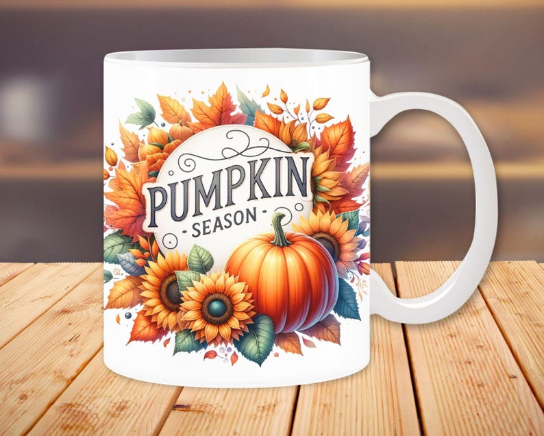 Pu&ograve; includere: Tazza in ceramica bianca con un design autunnale. La tazza presenta una zucca, girasoli e foglie in tonalit&agrave; di arancione, giallo e marrone. Il testo "Pumpkin Season" &egrave; scritto in un font decorativo.