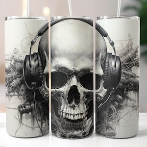 Könnte beinhalten: Ein Edelstahlbecher mit einem schwarzen und weißen Totenkopfdesign, das Kopfhörer trägt. Der Totenkopf hat ein detailliertes Design mit einer strukturierten Oberfläche. Der Hintergrund ist ein weißes und graues abstraktes Design.