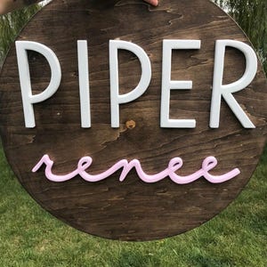 Benutzerdefiniertes rundes hölzernes Namensschild - Kinderzimmer & Wohndekor