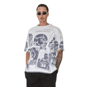 90er Jahre Sammlerstück Seltene Basketball Karte Grafik 90er Jahre T-Shirt - Crew weiß schwarz Oversize bedruckte T-Shirts