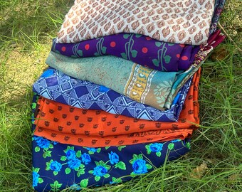 Vintage Kunstseide Saree, alter Seidenstoff, Vintage indisches antikes traditionelles Textil, verwendeter Seidenstoff Recycle Schneiderei ethnisches Handwerk