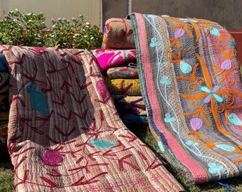 ヴィンテージ スジャニ カンタ キルト：手刺繍の花柄コットンスロー