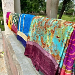Sari di seta riciclata indiana, tessuto Art Silk Sari usato per l'infeltrimento Nuno Lotto all'ingrosso di arte vintage in seta Saree Sartoria artigianale