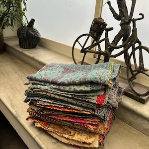 Old Vintage Assorted One Piece, Handmade Reversible Blanket Throw, Kantha Quilt, Cotton Fabric Bohemian Quilt, Quilting Bedcover Indian