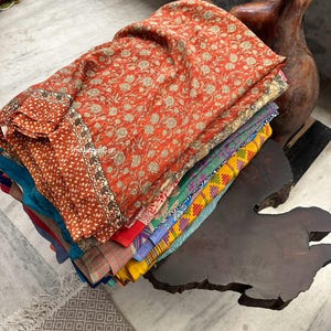 Sari di seta riciclata indiana, tessuto Art Silk Sari usato per l'infeltrimento Nuno Lotto all'ingrosso di arte vintage in seta Saree Sartoria artigianale