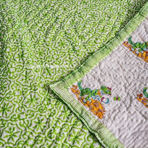 K&ouml;nnte beinhalten: Eine gr&uuml;ne und wei&szlig;e Baumwolldecke mit einem sich wiederholenden geometrischen Muster. Die Decke hat einen Rand mit einem sich wiederholenden griechischen Schl&uuml;sselmuster. Die andere Seite der Decke hat einen wei&szlig;en Hintergrund mit einem gr&uuml;nen Rand und einem sich wiederholenden Muster von Tigern.