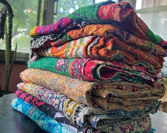 Lot de gros lot de couette vintage indienne Kantha, jetée à la main, couverture réversible, couvre-lit, tissu en coton, couvertures matelassées bohèmes cousues à la main
