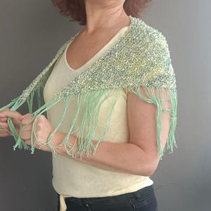 Handgestrickte Sommerstola - rustikales Dreieckstuch aus Baumwolle mit Pailletten und Fransen in Mint- oder Olivgrün, ein perfektes Accessoire für den Abend