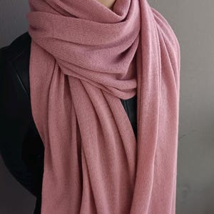 Estola rosa mate hecha a mano para mujer, chal ligero para primavera, bufanda de cachemira y lana merino, accesorio para las estaciones de transición