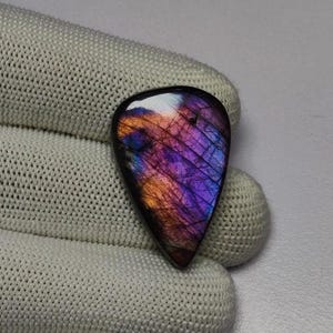 Cabochon di labradorite viola multistrato / Cabochon di pietra di labradorite di fuoco viola-arancione / Labradorite a forma di pera / Cristallo di labradorite curativo