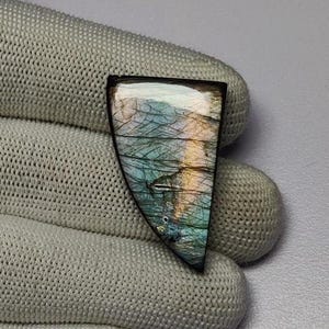 Incrível Cabochão de Labradorita de Fogo Elegante | Cabochão de Labradorita Verde Mar | Pedra de Labradorita de Formato Elegante | Cabs de Pedra Preciosa de Labradorita AAA