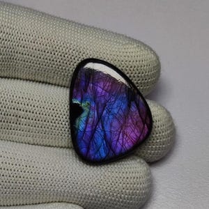 Cabochão de labradorita chamativo | Cabochão de labradorita com formato sofisticado | Cabochão de labradorita roxa AAA | Labradorita solta para colar e joias