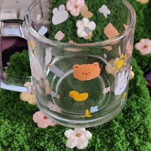 Sottobicchieri in erba ciuffata con fiori pastello - Simpatici sottobicchieri in erba soffice, perfetti per decorare la tavola, il bar, la cucina o come regalo per l'inaugurazione della casa. immagine 3