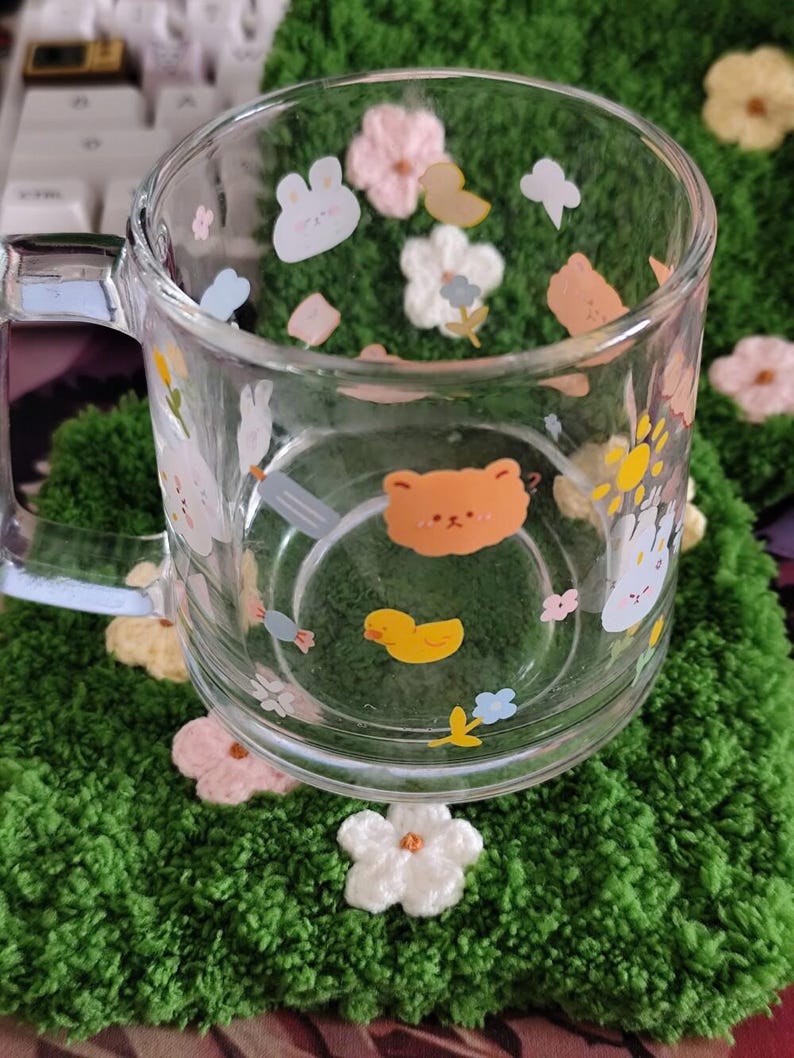 Sottobicchieri in erba ciuffata con fiori pastello - Simpatici sottobicchieri in erba soffice, perfetti per decorare la tavola, il bar, la cucina o come regalo per l'inaugurazione della casa. immagine 3