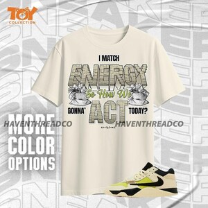 Camiseta unisex AJ TVSC Bright Cactus Match My Energy Toy, color amarillo natural y negro, con zapatillas Match - Colección Toy - Camiseta Bella Canvas