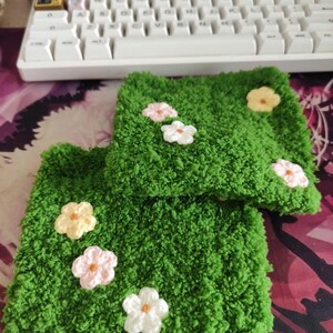 Sottobicchieri in erba ciuffata con fiori pastello - Simpatici sottobicchieri in erba soffice, perfetti per decorare la tavola, il bar, la cucina o come regalo per l'inaugurazione della casa. immagine 6