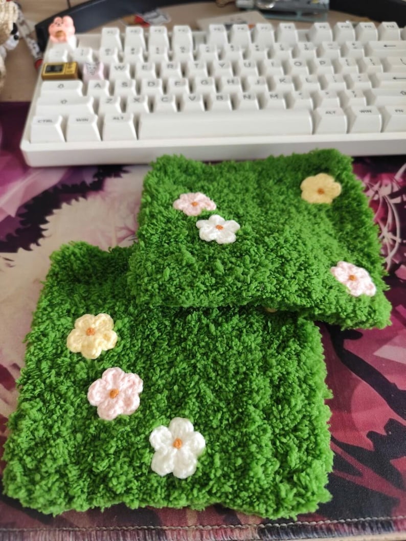 Sottobicchieri in erba ciuffata con fiori pastello - Simpatici sottobicchieri in erba soffice, perfetti per decorare la tavola, il bar, la cucina o come regalo per l'inaugurazione della casa. immagine 6