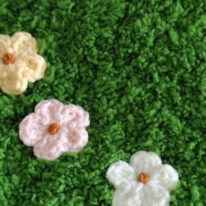 Sottobicchieri in erba ciuffata con fiori pastello - Simpatici sottobicchieri in erba soffice, perfetti per decorare la tavola, il bar, la cucina o come regalo per l'inaugurazione della casa. immagine 4