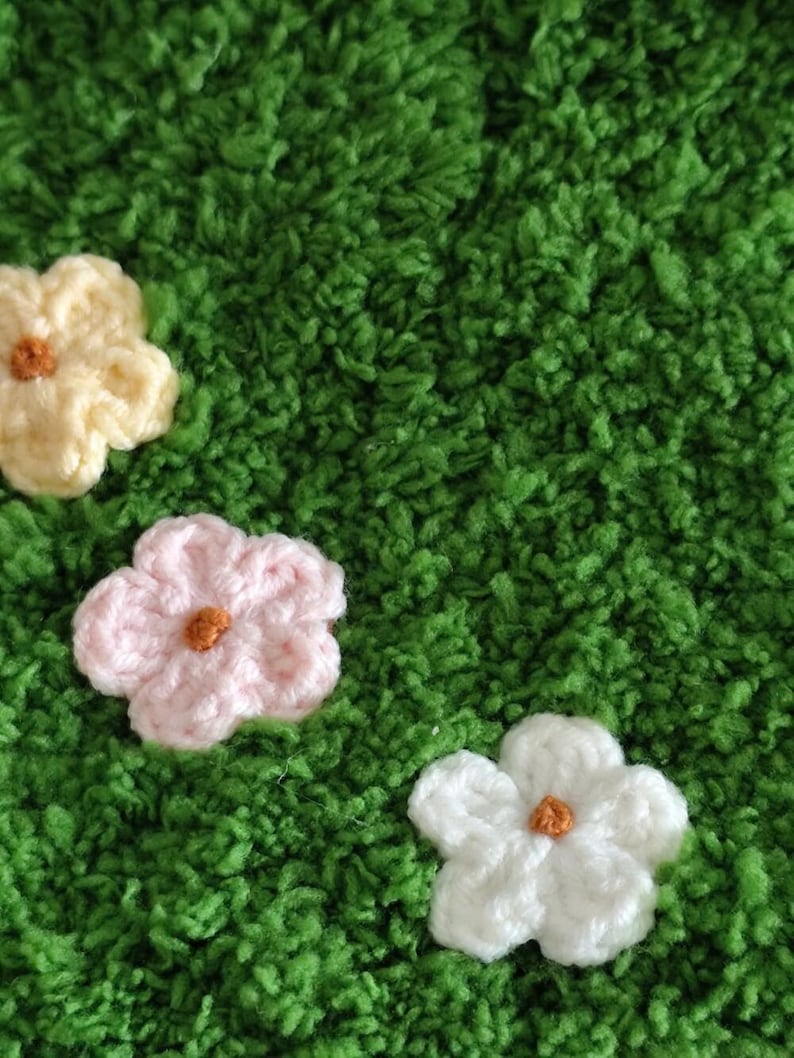 Sottobicchieri in erba ciuffata con fiori pastello - Simpatici sottobicchieri in erba soffice, perfetti per decorare la tavola, il bar, la cucina o come regalo per l'inaugurazione della casa. immagine 4