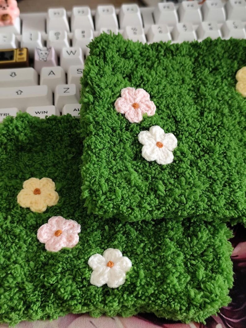 Sottobicchieri in erba ciuffata con fiori pastello - Simpatici sottobicchieri in erba soffice, perfetti per decorare la tavola, il bar, la cucina o come regalo per l'inaugurazione della casa. immagine 5