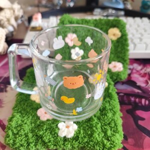 Sottobicchieri in erba ciuffata con fiori pastello - Simpatici sottobicchieri in erba soffice, perfetti per decorare la tavola, il bar, la cucina o come regalo per l'inaugurazione della casa. immagine 7