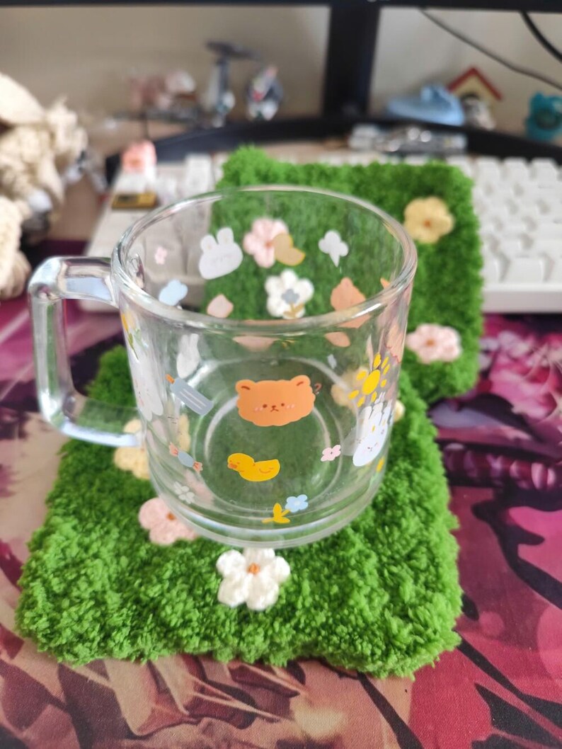 Sottobicchieri in erba ciuffata con fiori pastello - Simpatici sottobicchieri in erba soffice, perfetti per decorare la tavola, il bar, la cucina o come regalo per l'inaugurazione della casa. immagine 7