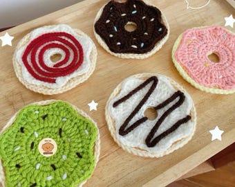 Set di 5 sottobicchieri a forma di ciambella realizzati a mano all'uncinetto, decorazioni da scrivania kawaii a tema cibo, divertenti accessori per il tavolino da caffè, simpatici regali per la casa e la cucina.
