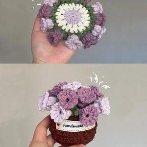 以下が含まれることがあります： 白とラベンダー色の中心部、紫色の花びらに囲まれたかぎ針編みのフラワーコースター。2枚目の画像は、「handmade」のタグが付いた茶色のポットに入ったかぎ針編みのフラワーアレンジメントを示しています。