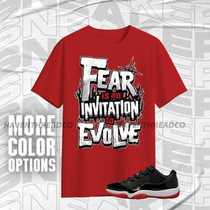 Zapatillas deportivas AJ 11 Low Bred Run Into Fear en color rojo y negro, camisa Bella Canvas