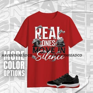 Camiseta unisex AJ 11 Low Bred Move In Silence Money en rojo, negro y blanco. Sudadera con capucha y zapatillas a juego. Camisa de lona Bella.