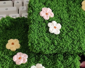 Tovaglietta in erba a ciuffi con fiori pastello, runner da tavola in muschio verde, decorazione estetica da prato, tappeto da giardino muschioso, idea regalo per la casa in cucina.