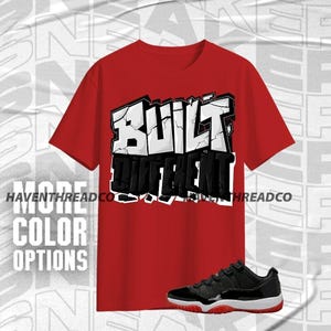 Camiseta unisex AJ 11 Low Bred Built Different en rojo, negro y blanco, sudadera con capucha, sudadera a juego con zapatillas, camisa de lona Bella