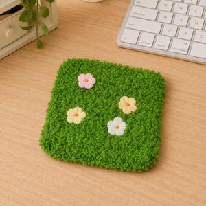 Sottobicchieri in erba ciuffata con fiori pastello - Simpatici sottobicchieri in erba soffice, perfetti per decorare la tavola, il bar, la cucina o come regalo per l'inaugurazione della casa. immagine 2