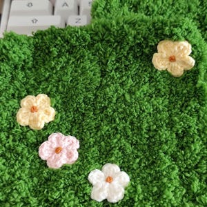 Sottobicchieri in erba ciuffata con fiori pastello - Simpatici sottobicchieri in erba soffice, perfetti per decorare la tavola, il bar, la cucina o come regalo per l'inaugurazione della casa. immagine 8