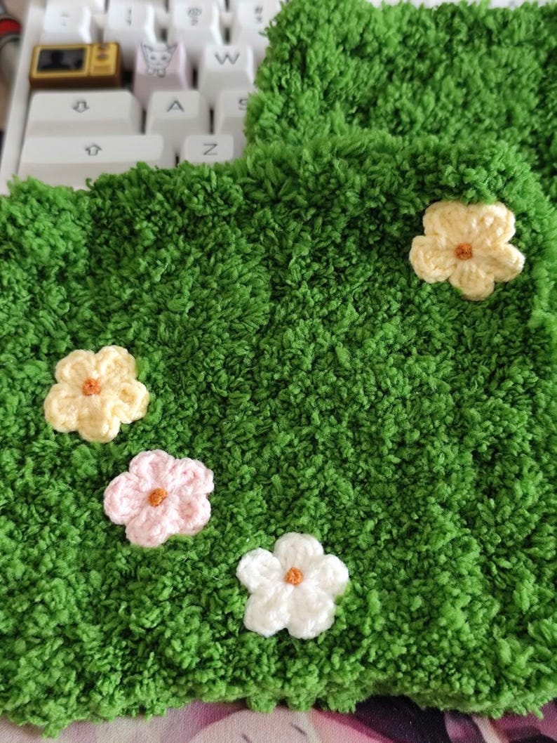 Sottobicchieri in erba ciuffata con fiori pastello - Simpatici sottobicchieri in erba soffice, perfetti per decorare la tavola, il bar, la cucina o come regalo per l'inaugurazione della casa. immagine 8
