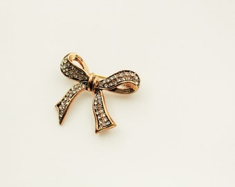 Glamorous Petite Bronce Metal Crytsal Rhinestone Bow Pin,Broche de cinta para amantes de la joyería de aspecto vintage,Perfecto para regalo de aniversario