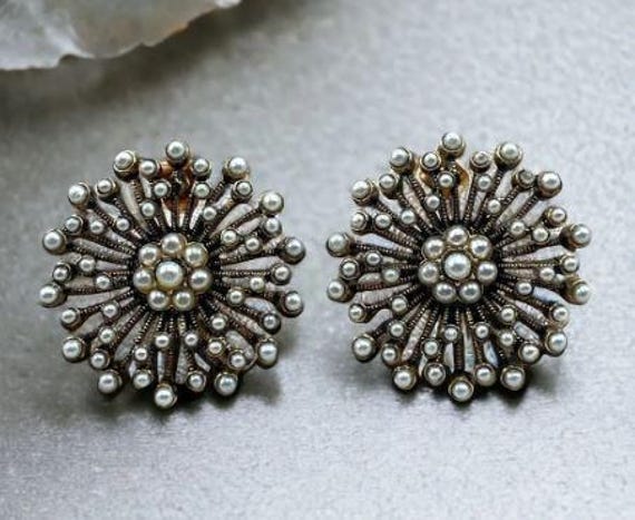 Collana girocollo di perle a quattro strati fatta a mano, ciondolo a forma di fiore di perle di alta qualità per anniversario, set regalo di accessori da sposa, orecchini abbinati