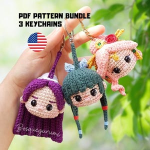 Puede incluir: Tres llaveros de ganchillo hechos a mano con muñecas de diferentes colores de pelo: morado, verde y rosa. Cada muñeca tiene ojos negros y está unida a un llavero plateado. El texto "PDF PATTERN BUNDLE 3 KEYCHAINS" está visible.