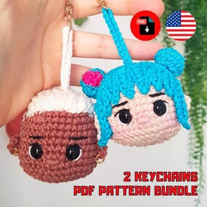 Puede incluir: Dos llaveros de muñecas hechos a mano con ganchillo. Uno es marrón con la parte superior blanca, el otro es rosa claro con pelo azul. Los llaveros tienen ojos negros y aros dorados. El texto "2 KEYCHAINS PDF PATTERN BUNDLE" es rojo.