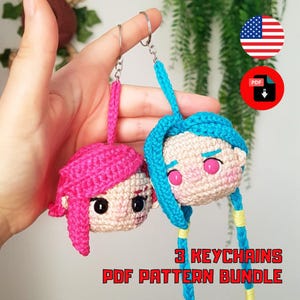 Puede incluir: Tres patrones de llavero de crochet con un personaje rosa, azul y amarillo. El patrón está disponible para descargar en PDF.  3 KEYCHAINS PDF PATTERN BUNDLE