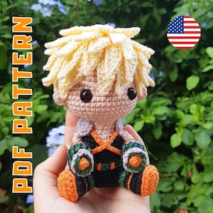 Puede incluir: Muñeca amigurumi de crochet con cabello amarillo, un atuendo negro y verde y botas naranjas. La muñeca sostiene objetos verdes y naranjas en sus manos.