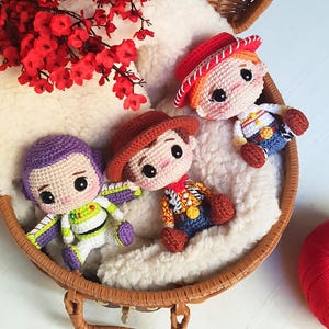 Paquete de patrones de amigurumi: Patrones de crochet de amigos aventureros (PDF en inglés) Juguetes del Oeste y muñeca guardabosques espacial