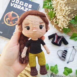 AMIGURUMI-MÖNSTER Hyllning bågskyttsflicka / Överlevandeflicka med rosett virkad docka SVENSKA bild 3
