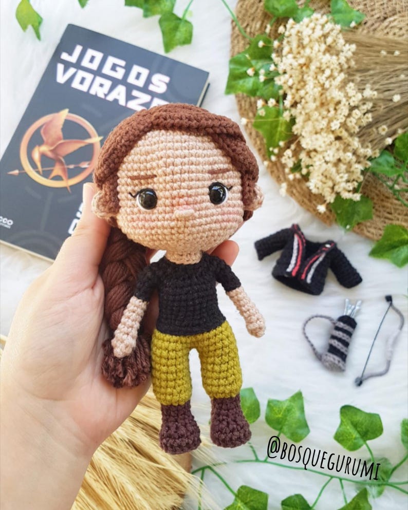 AMIGURUMI-MÖNSTER Hyllning bågskyttsflicka / Överlevandeflicka med rosett virkad docka SVENSKA bild 3