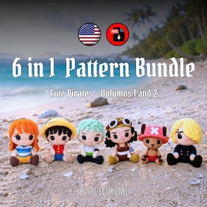 Può includere: Sei personaggi di pirati all'uncinetto, ognuno con caratteristiche e colori unici, seduti su una spiaggia sabbiosa. L'immagine include il testo "6 in 1 Pattern Bundle" e "Cute Pirates - Volumes 1 and 2". Le figure sono fatte a mano.