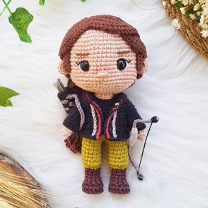 AMIGURUMI-MÖNSTER Hyllning bågskyttsflicka / Överlevandeflicka med rosett virkad docka SVENSKA bild 2