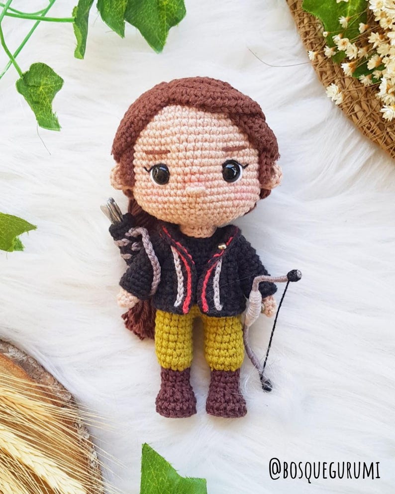 AMIGURUMI-MÖNSTER Hyllning bågskyttsflicka / Överlevandeflicka med rosett virkad docka SVENSKA bild 2