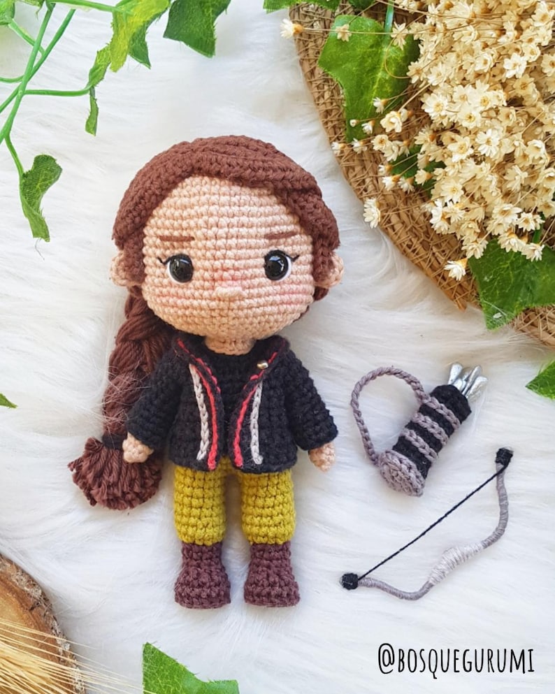 AMIGURUMI-MÖNSTER Hyllning bågskyttsflicka / Överlevandeflicka med rosett virkad docka SVENSKA bild 1